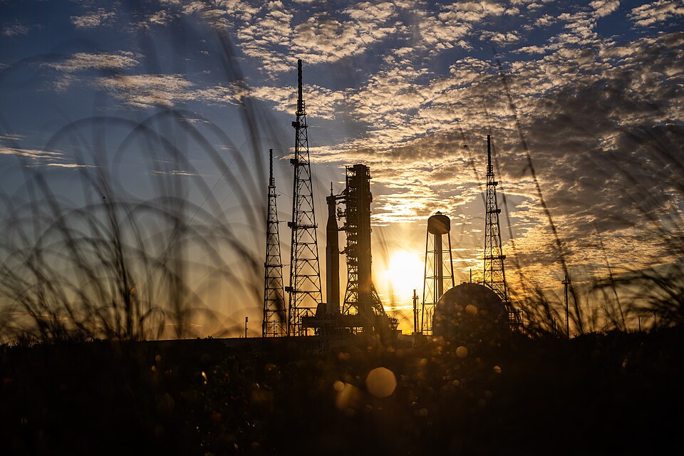 Artemis II al tramonto sulla rampa 39B
