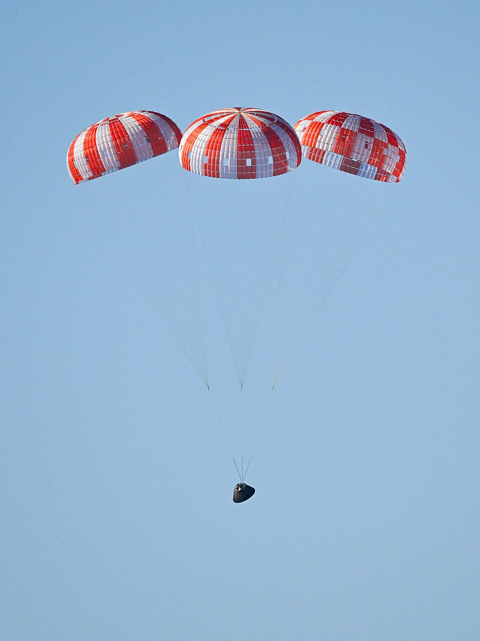 Paracadute Orion durante lo splashdown di Artemis II
