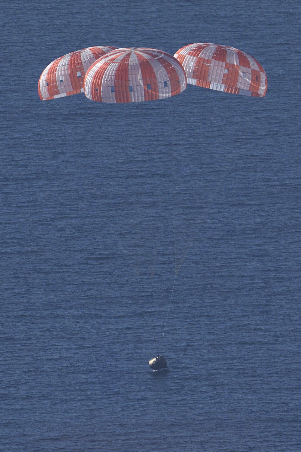 Capsula Orion dopo l'ammaraggio di Artemis II